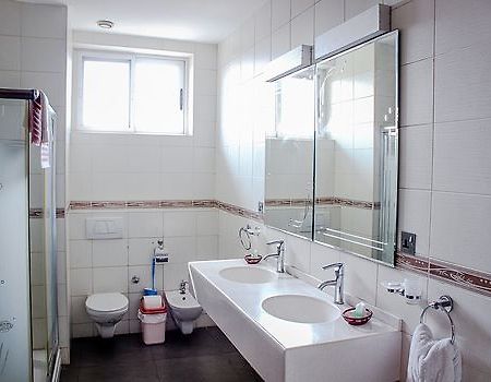 Maxlot Hotel Accra Bagian luar foto